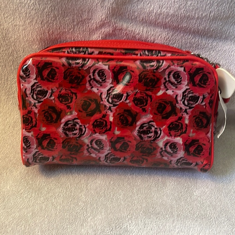 Vera Bradley Retired Lots of Love Cosmetic. NWT